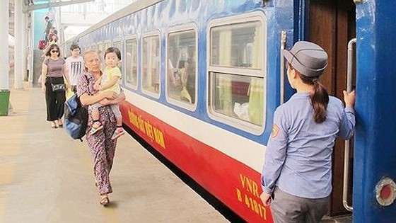 Giảm giá vé tàu cho giáo viên, quân nhân và đoàn viên công đoàn ảnh 1