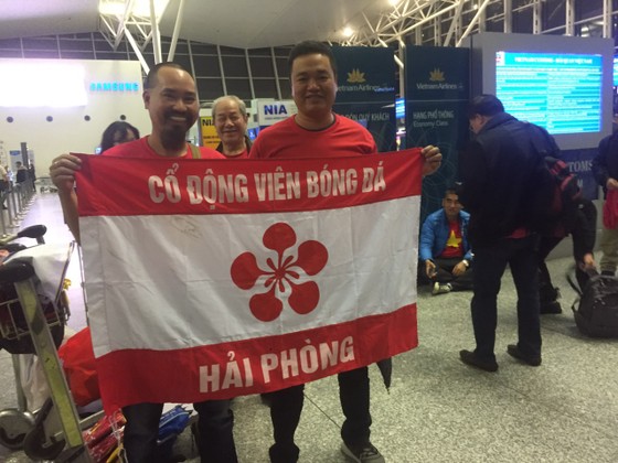 Hàng trăm CĐV bay sang Dubai cổ vũ đội tuyển Việt Nam trong trận tứ kết Asian Cup 2019 ảnh 3