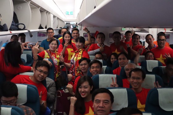 Hàng trăm CĐV bay sang Dubai cổ vũ đội tuyển Việt Nam trong trận tứ kết Asian Cup 2019 ảnh 5