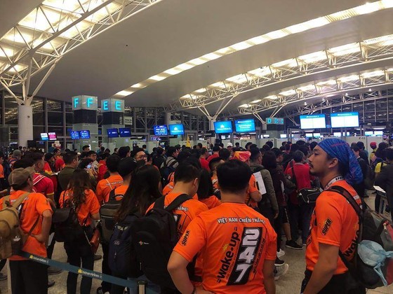 Hàng trăm CĐV bay sang Dubai cổ vũ đội tuyển Việt Nam trong trận tứ kết Asian Cup 2019 ảnh 1