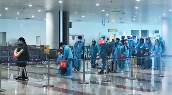 Chuyến bay chở 310 công dân Việt Nam từ Phần Lan, Thụy Điển vừa hạ cánh tại sân bay Nội Bài ảnh 1