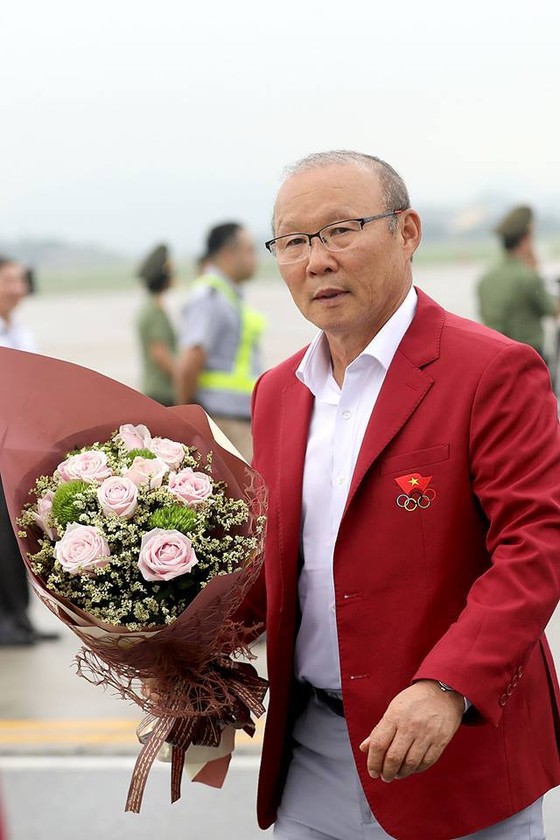 Hàng ngàn người hâm mộ đổ ra đường đón Đoàn thể thao Việt Nam ảnh 16