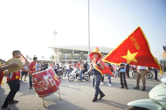 Cổ động viên hâm nóng SVĐ Mỹ Đình trước giờ bóng lăn ảnh 16