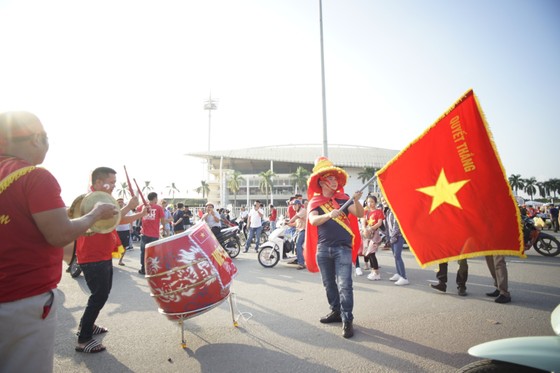 Cổ động viên hâm nóng SVĐ Mỹ Đình trước giờ bóng lăn ảnh 18