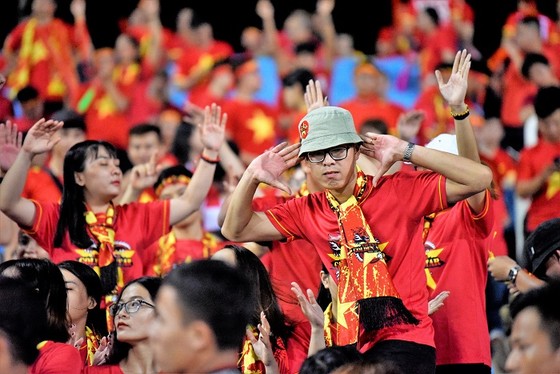 Cổ động viên hâm nóng SVĐ Mỹ Đình trước giờ bóng lăn ảnh 7