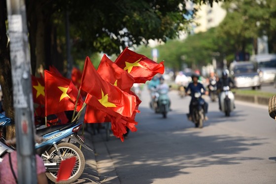 Cổ động viên hâm nóng SVĐ Mỹ Đình trước giờ bóng lăn ảnh 1