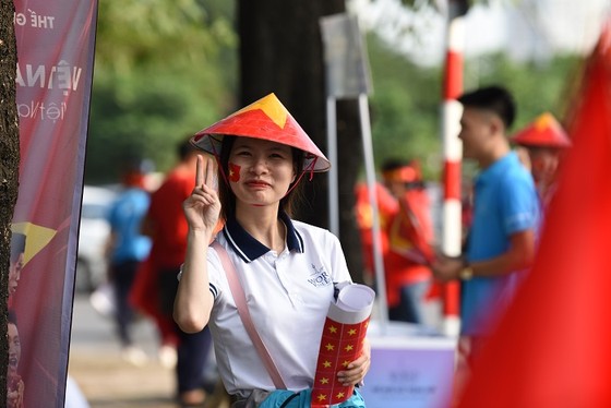 Cổ động viên hâm nóng SVĐ Mỹ Đình trước giờ bóng lăn ảnh 3