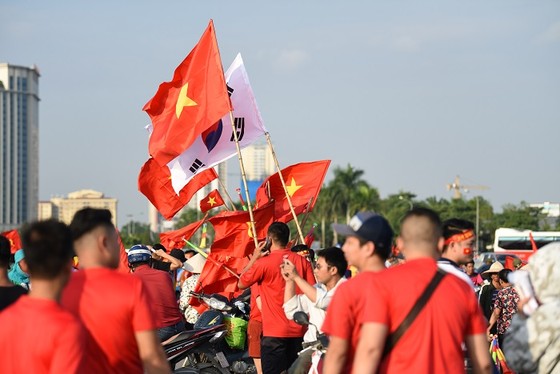 Cổ động viên hâm nóng SVĐ Mỹ Đình trước giờ bóng lăn ảnh 14