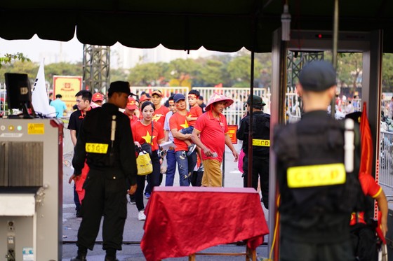 Lượt về bán kết AFF Cup: An ninh thắt chặt mọi ngả đường về sân Mỹ Đình ảnh 9
