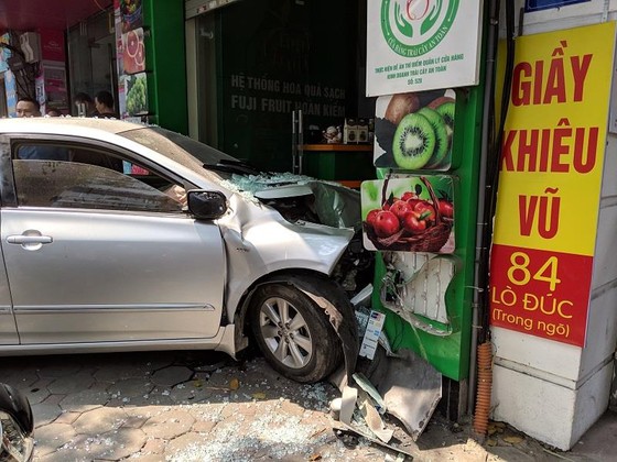 Nữ tài xế lao ô tô vào nhà dân ở Lò Đúc, Hà Nội ảnh 3
