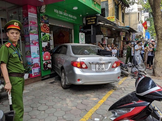 Nữ tài xế lao ô tô vào nhà dân ở Lò Đúc, Hà Nội ảnh 1