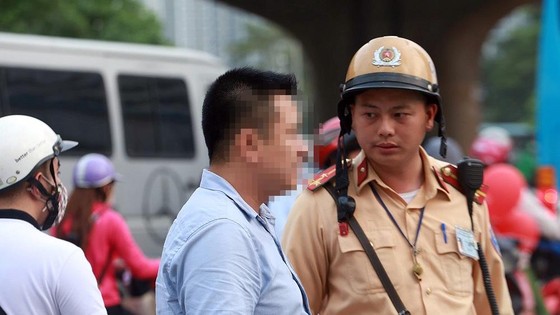 Tài xế ngủ quên khi dừng đèn đỏ, CSGT phải cẩu cả xe và người ảnh 1