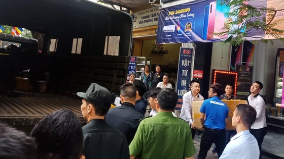 Khám xét hàng loạt cửa hàng của Nhật Cường Mobile ảnh 5