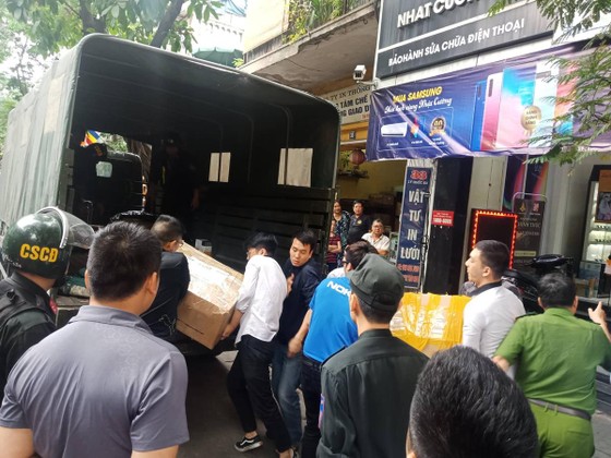 Khám xét hàng loạt cửa hàng của Nhật Cường Mobile ảnh 8