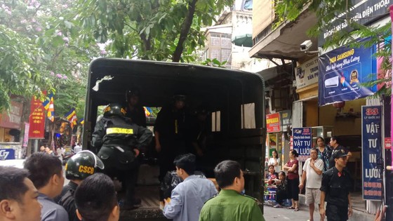 Khám xét hàng loạt cửa hàng của Nhật Cường Mobile ảnh 9