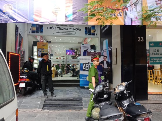 Khám xét hàng loạt cửa hàng của Nhật Cường Mobile ảnh 1