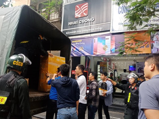 Khám xét hàng loạt cửa hàng của Nhật Cường Mobile ảnh 10