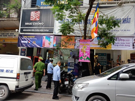 Khám xét hàng loạt cửa hàng của Nhật Cường Mobile ảnh 2