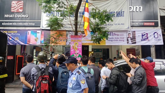 Khám xét hàng loạt cửa hàng của Nhật Cường Mobile ảnh 11