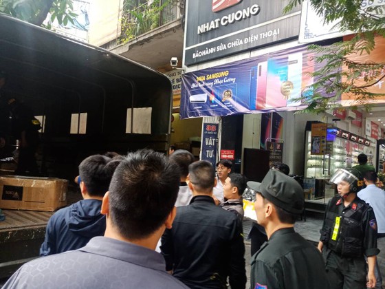 Khám xét hàng loạt cửa hàng của Nhật Cường Mobile ảnh 4