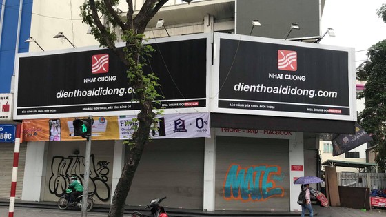 Khám xét hàng loạt cửa hàng của Nhật Cường Mobile ảnh 3