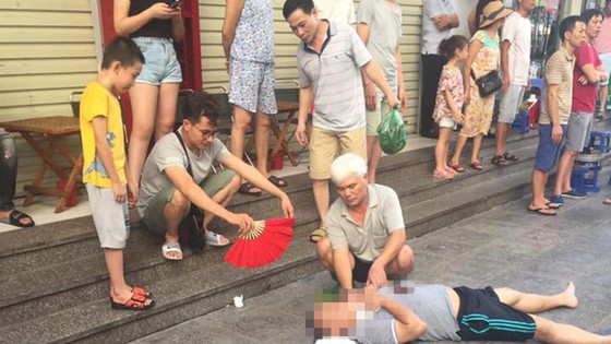 Sau tiếng nổ lớn, người đàn ông nằm gục dưới chân chung cư HH Linh Đàm ảnh 2
