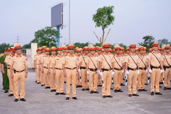 CSGT huy động tối đa lực lượng kiểm tra các phương tiện giao thông cơ giới đường bộ ảnh 1