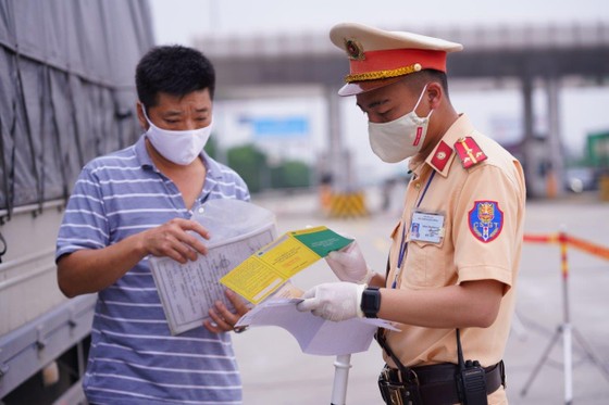 CSGT huy động tối đa lực lượng kiểm tra các phương tiện giao thông cơ giới đường bộ ảnh 15