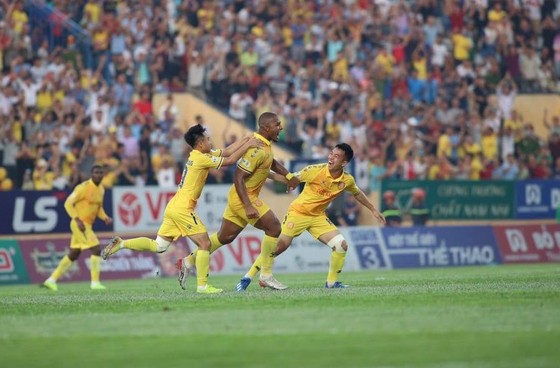 Nam Định bị trừng phạt với tấm thẻ đỏ, thất thủ trước Viettel ảnh 2
