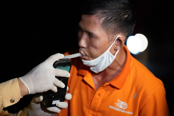 Hà Nội: CSGT xuyên đêm tuần tra, kiểm soát nồng độ cồn, ma túy ảnh 4