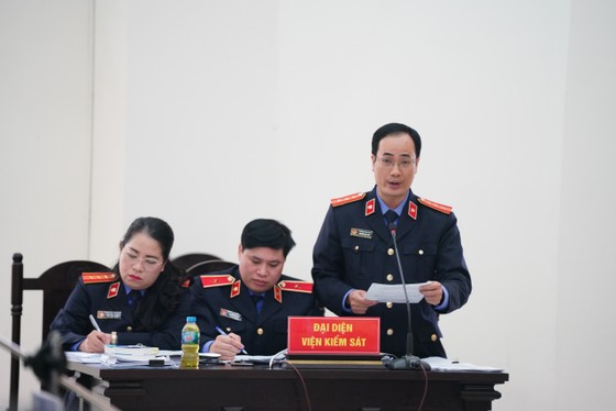 Sáng nay 10-12, xét xử vụ án nâng giá máy xét nghiệm Covid-19 tại TP Hà Nội ảnh 6