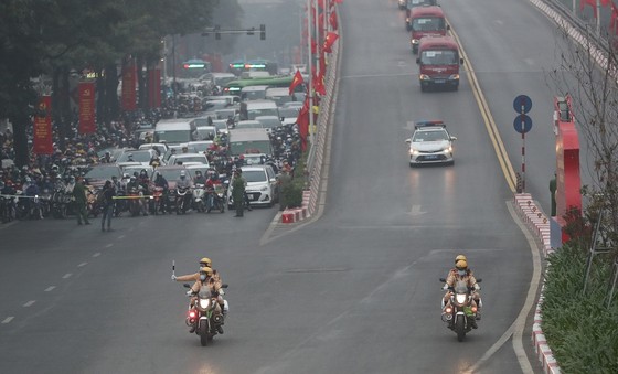Đoàn xe đại biểu dự Đại hội XIII của Đảng tiến về Trung tâm Hội nghị Quốc gia ảnh 13