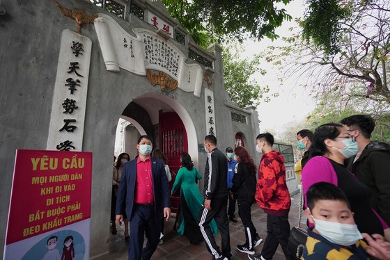 Hàng nghìn người du xuân ở hồ Hoàn Kiếm ảnh 14