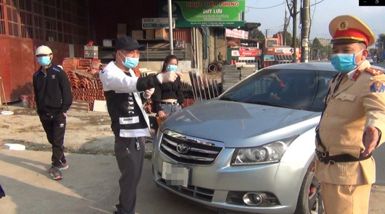 Không chấp hành đo nồng độ cồn, tài xế còn livestream trên mạng ảnh 1