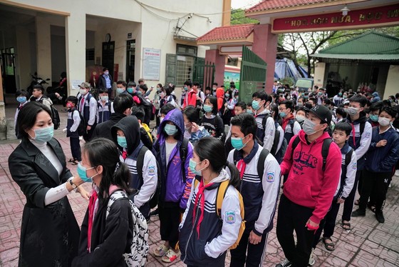 Học sinh Hà Nội đi học trở lại, giao thông ùn ứ cục bộ ảnh 9