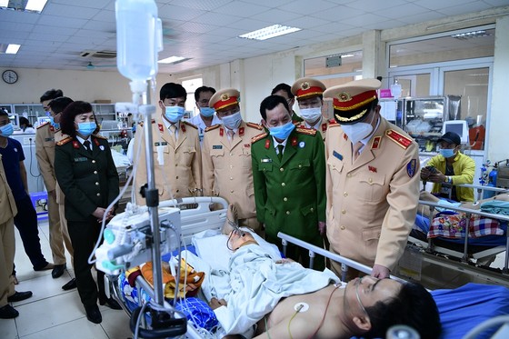 Khởi tố 2 đối tượng lao xe làm gãy chân cảnh sát giao thông ở Vĩnh Phúc ảnh 1