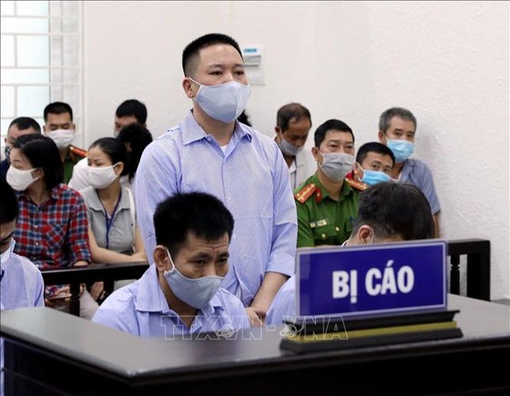 4 cựu cán bộ thanh tra giao thông hầu tòa vì 'bảo kê' cho logo xe vua ở Hà Nội ảnh 1
