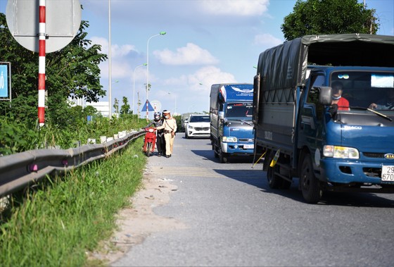 Xử phạt hàng loạt xe máy đi vào Đại lộ Thăng Long ảnh 2