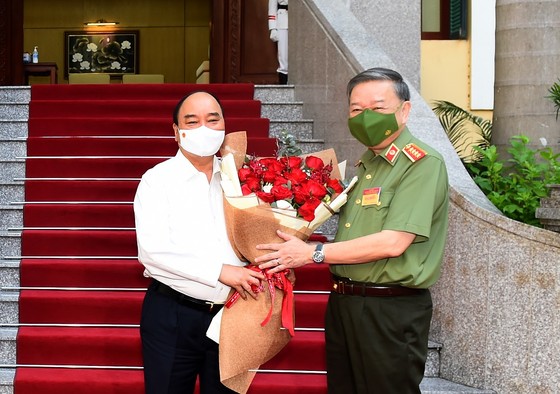 Chủ tịch nước Nguyễn Xuân Phúc: Lực lượng công an phải lo cho cuộc sống bình yên của người dân ảnh 1