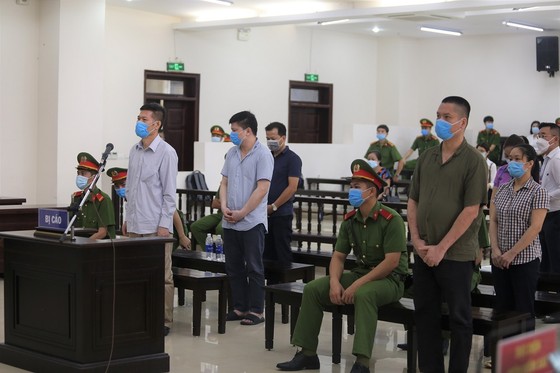 Nhiều giáo sư ngành y có đơn xin giảm nhẹ cho các cựu cán bộ y tế tại CDC Hà Nội ảnh 1