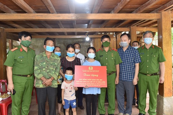 Hai con của liệt sĩ công an chống ma túy nhận học bổng “Thắp sáng ước mơ” tới năm 18 tuổi ảnh 1