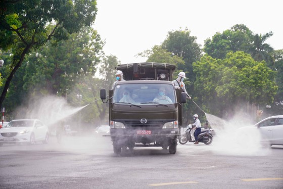 15 xe đặc chủng phun khử khuẩn tại 3 quận nội thành Hà Nội ảnh 20