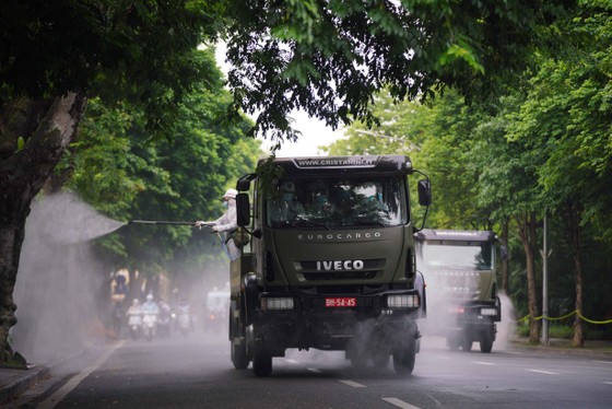 15 xe đặc chủng phun khử khuẩn tại 3 quận nội thành Hà Nội ảnh 25