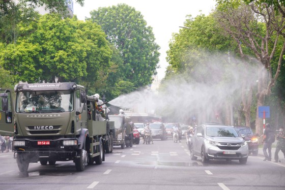 15 xe đặc chủng phun khử khuẩn tại 3 quận nội thành Hà Nội ảnh 24