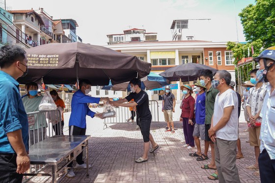 Suất cơm '0 đồng' cho người nghèo ở Hà Nội ảnh 1