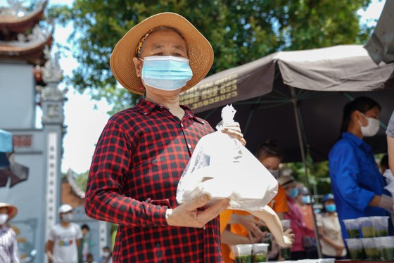 Suất cơm '0 đồng' cho người nghèo ở Hà Nội ảnh 13