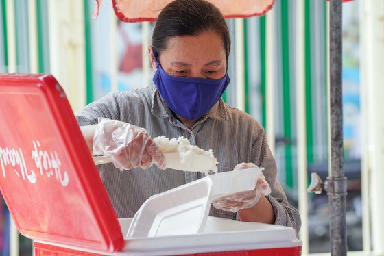 Suất cơm '0 đồng' cho người nghèo ở Hà Nội ảnh 5