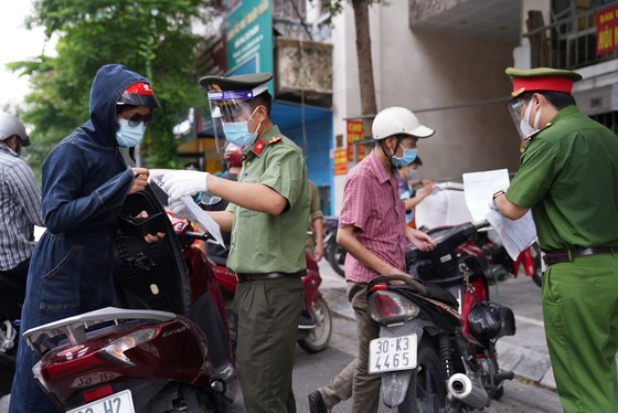 Thắc mắc về giấy đi đường ở Hà Nội, gọi số điện thoại nào? ảnh 1