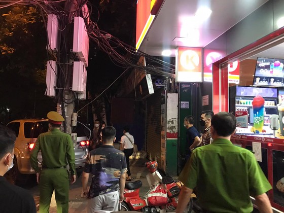 Nhiều lực lượng khám xét nhà cựu Trưởng Phòng Cảnh sát Kinh tế Hà Nội ảnh 4