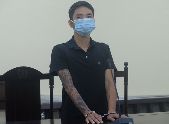 12 tháng tù giam cho thợ cắt tóc giật tóc cán bộ chốt kiểm soát ảnh 1